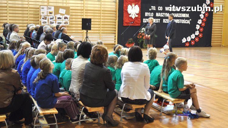 Szkoła w Królikowie ma salę gimnastyczną.