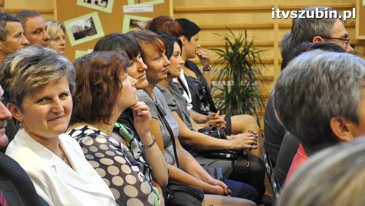 Szkoła w Królikowie ma salę gimnastyczną.