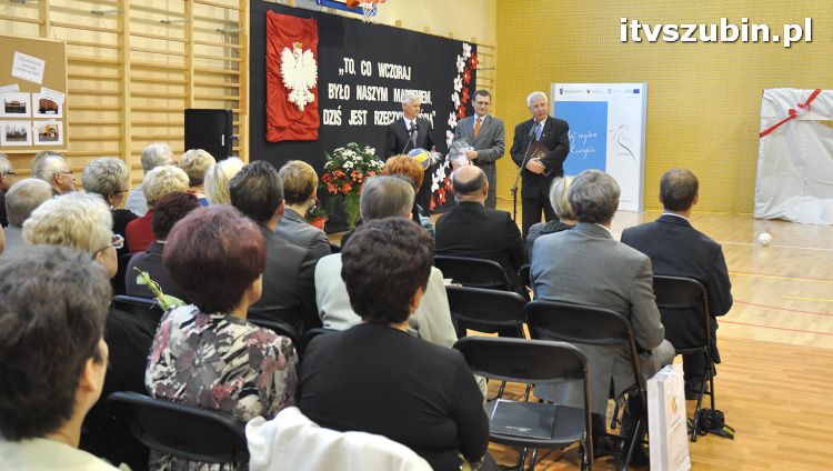 Szkoła w Królikowie ma salę gimnastyczną.