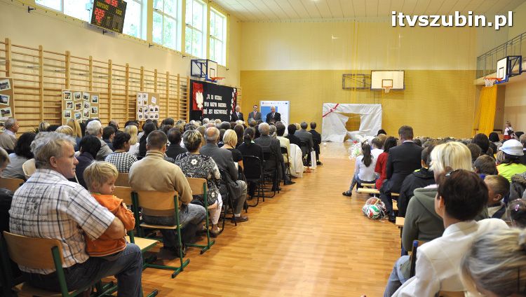 Szkoła w Królikowie ma salę gimnastyczną.