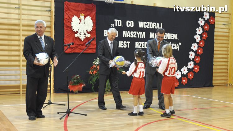 Szkoła w Królikowie ma salę gimnastyczną.
