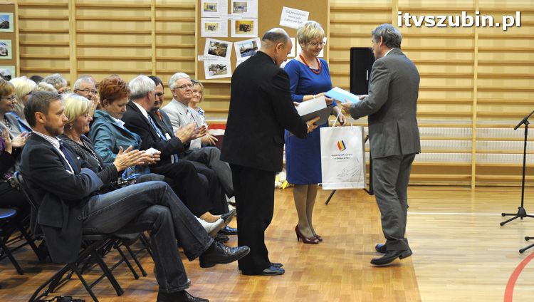 Szkoła w Królikowie ma salę gimnastyczną.