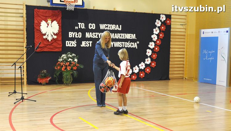 Szkoła w Królikowie ma salę gimnastyczną.