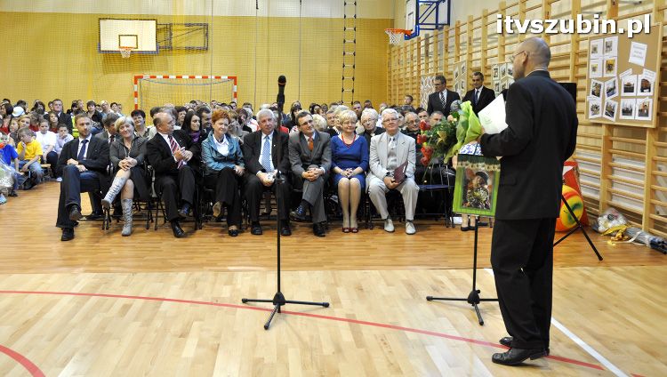 Szkoła w Królikowie ma salę gimnastyczną.