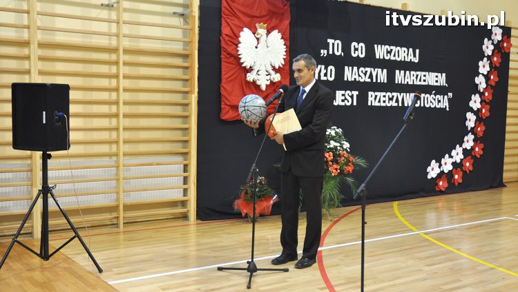 Szkoła w Królikowie ma salę gimnastyczną.
