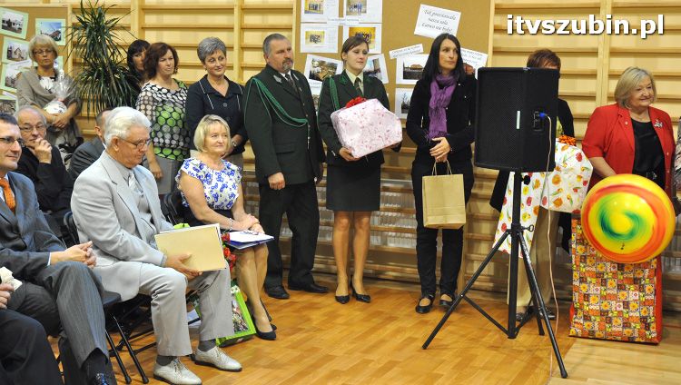 Szkoła w Królikowie ma salę gimnastyczną.