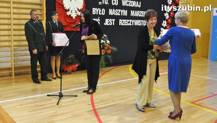 Szkoła w Królikowie ma salę gimnastyczną.