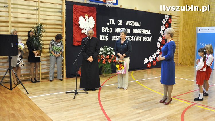 Szkoła w Królikowie ma salę gimnastyczną.