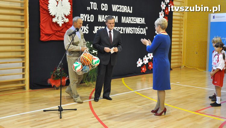 Szkoła w Królikowie ma salę gimnastyczną.