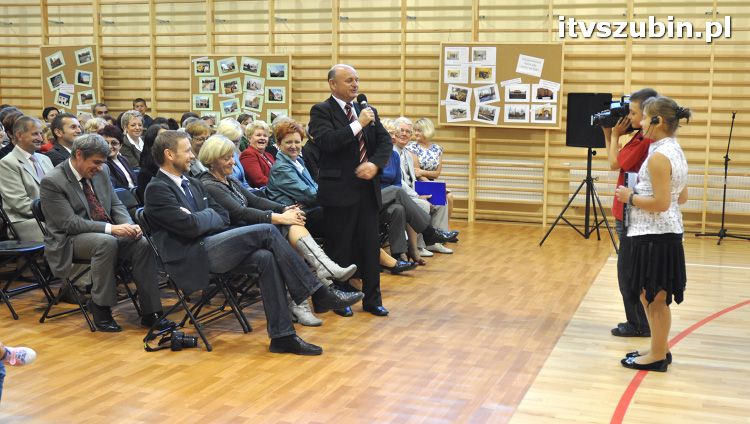 Szkoła w Królikowie ma salę gimnastyczną.