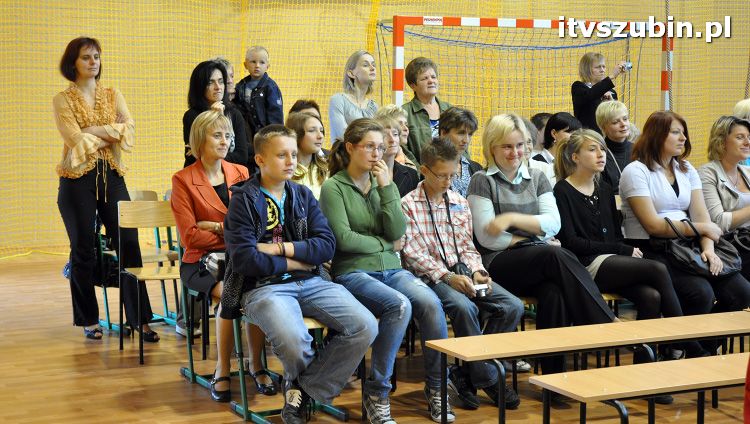 Szkoła w Królikowie ma salę gimnastyczną.