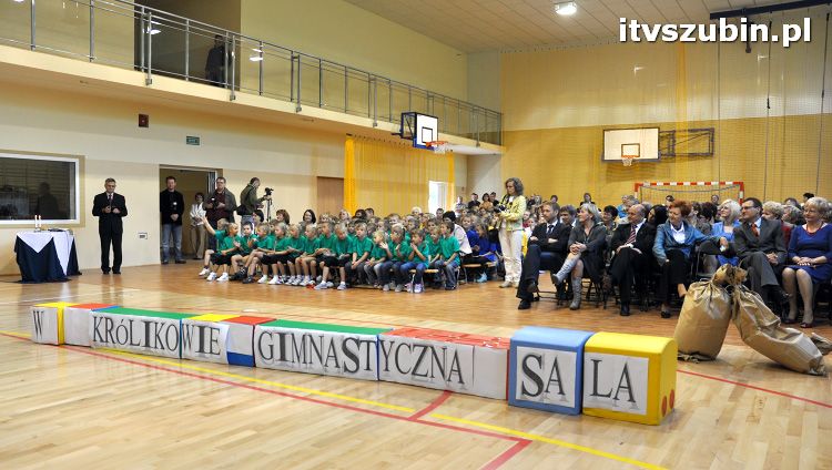 Szkoła w Królikowie ma salę gimnastyczną.