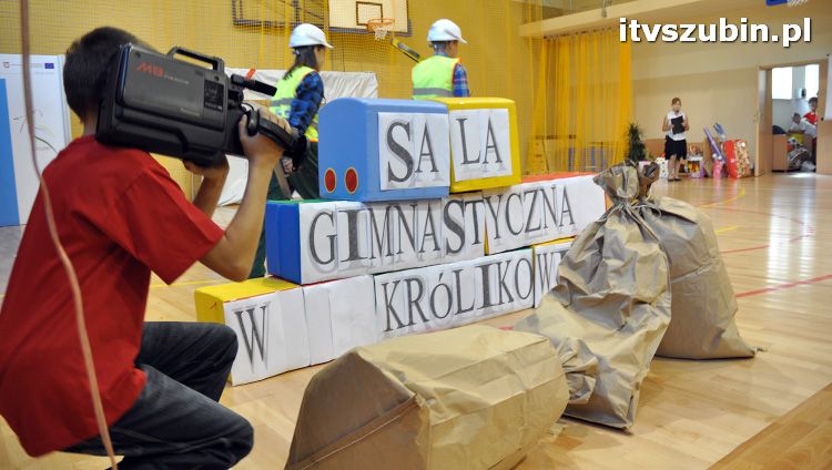 Szkoła w Królikowie ma salę gimnastyczną.