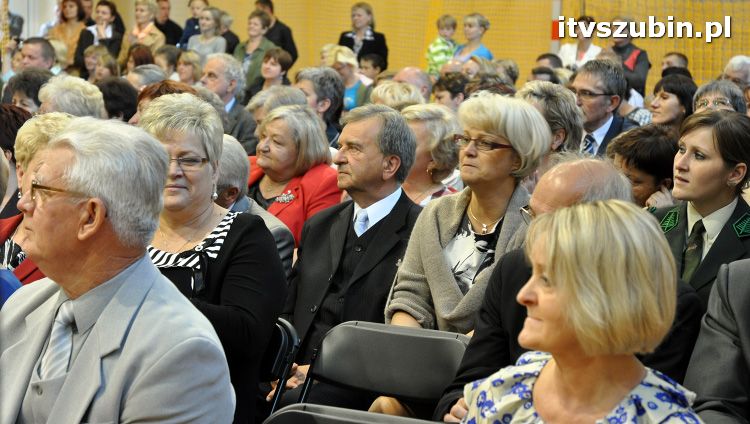 Szkoła w Królikowie ma salę gimnastyczną.