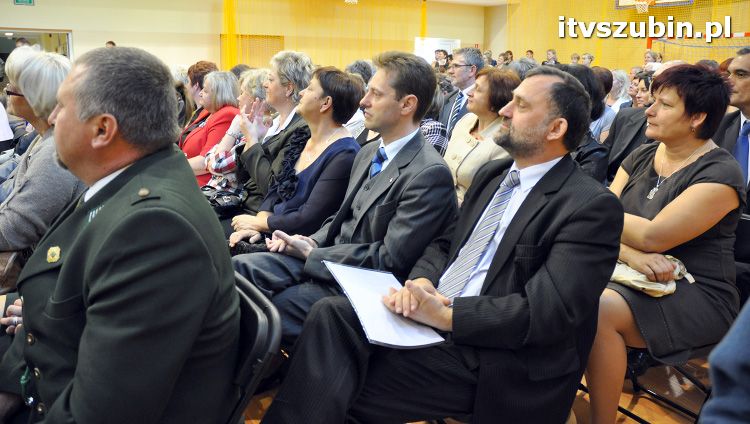 Szkoła w Królikowie ma salę gimnastyczną.