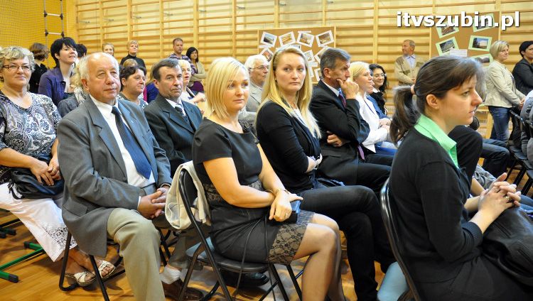 Szkoła w Królikowie ma salę gimnastyczną.