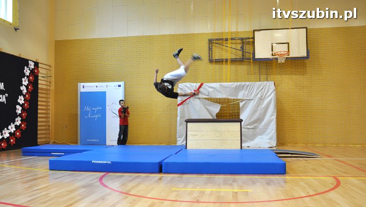 Szkoła w Królikowie ma salę gimnastyczną.