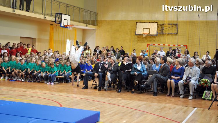 Szkoła w Królikowie ma salę gimnastyczną.