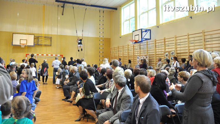 Szkoła w Królikowie ma salę gimnastyczną.