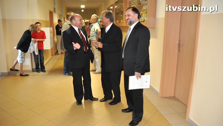 Szkoła w Królikowie ma salę gimnastyczną.