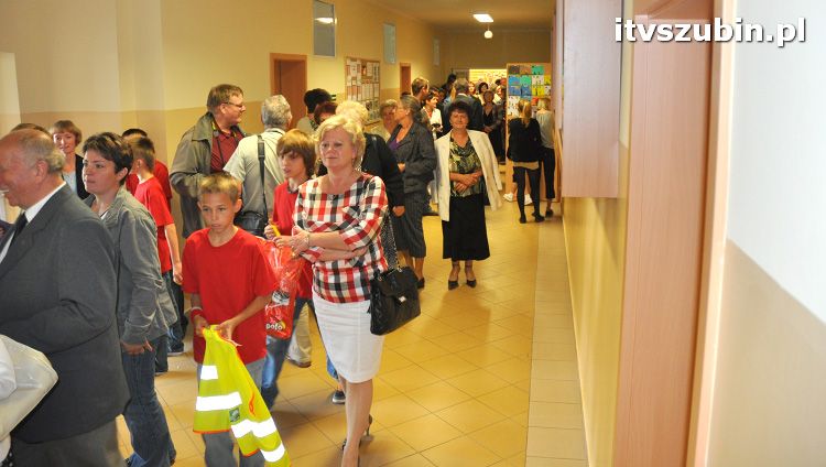 Szkoła w Królikowie ma salę gimnastyczną.