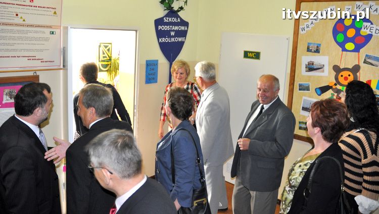 Szkoła w Królikowie ma salę gimnastyczną.