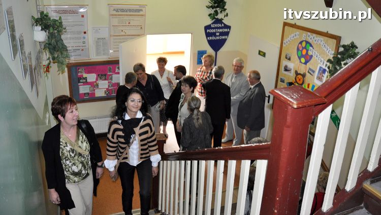 Szkoła w Królikowie ma salę gimnastyczną.