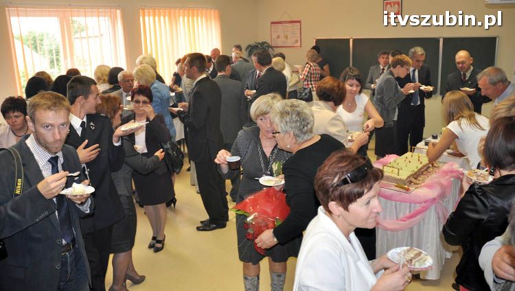 Szkoła w Królikowie ma salę gimnastyczną.