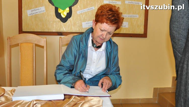 Szkoła w Królikowie ma salę gimnastyczną.