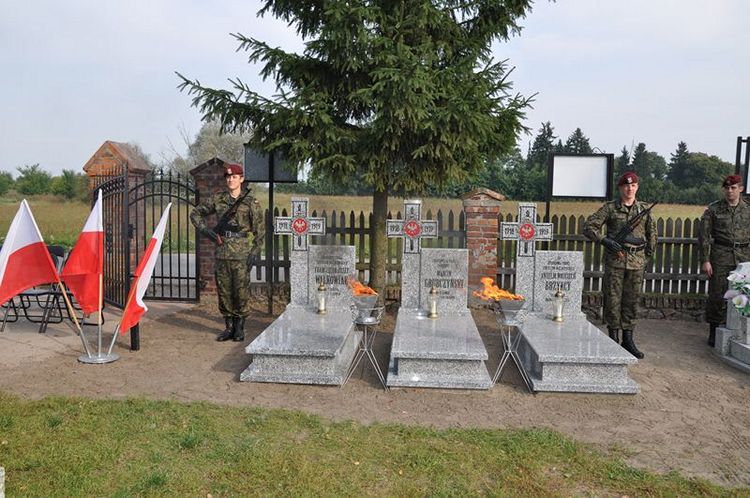 Poświęcenie mogił powstańczych na cmentarzu w Samoklęskach Dużych