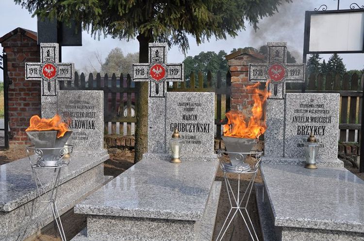 Poświęcenie mogił powstańczych na cmentarzu w Samoklęskach Dużych
