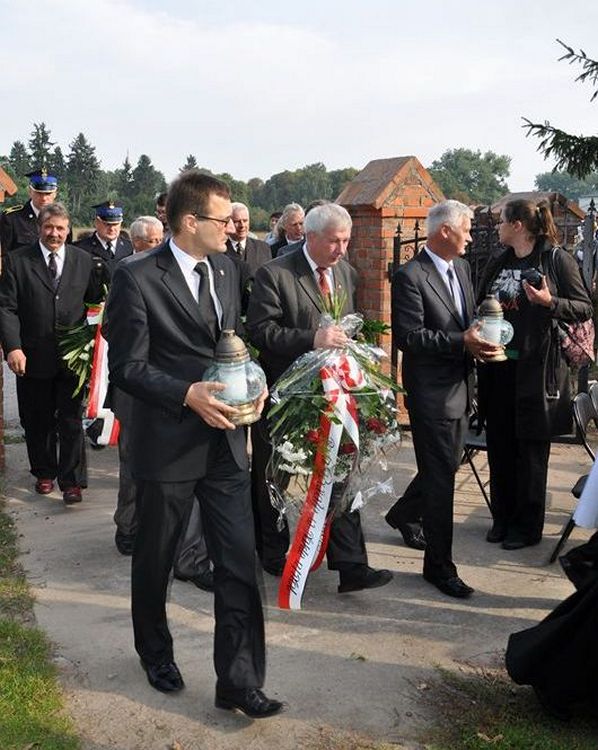 Poświęcenie mogił powstańczych na cmentarzu w Samoklęskach Dużych