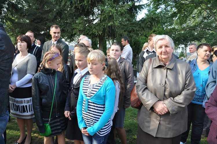 Poświęcenie mogił powstańczych na cmentarzu w Samoklęskach Dużych