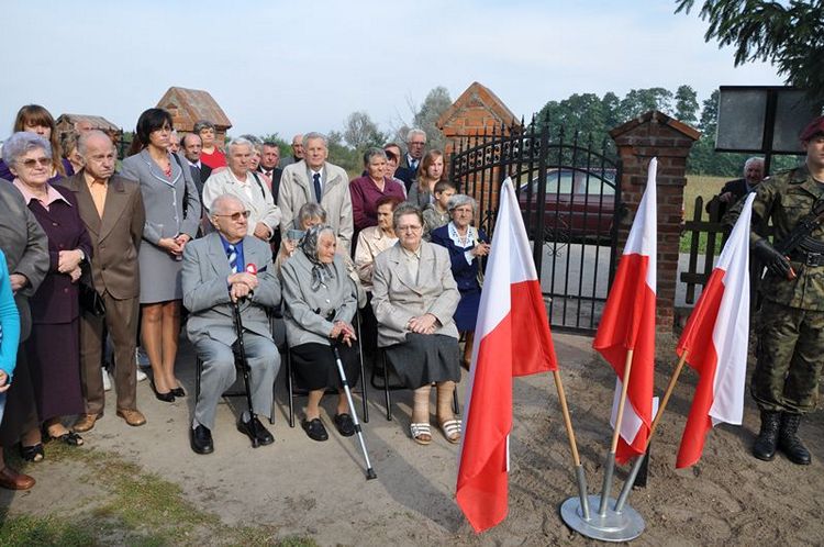 Poświęcenie mogił powstańczych na cmentarzu w Samoklęskach Dużych