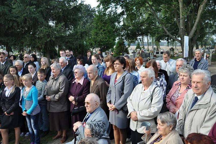 Poświęcenie mogił powstańczych na cmentarzu w Samoklęskach Dużych