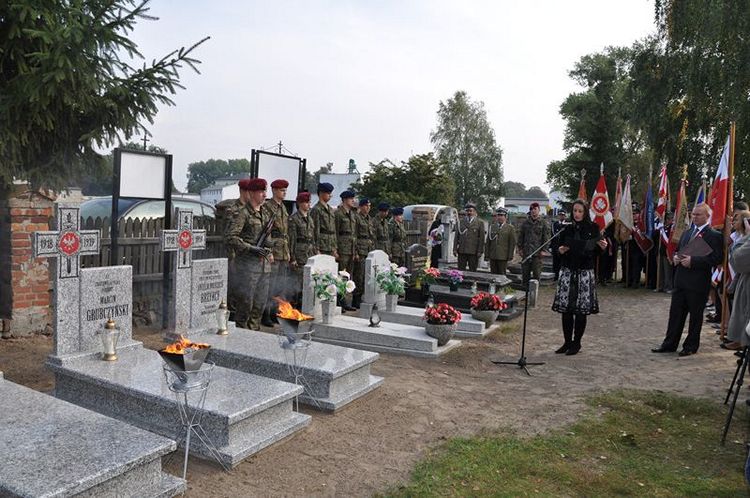 Poświęcenie mogił powstańczych na cmentarzu w Samoklęskach Dużych