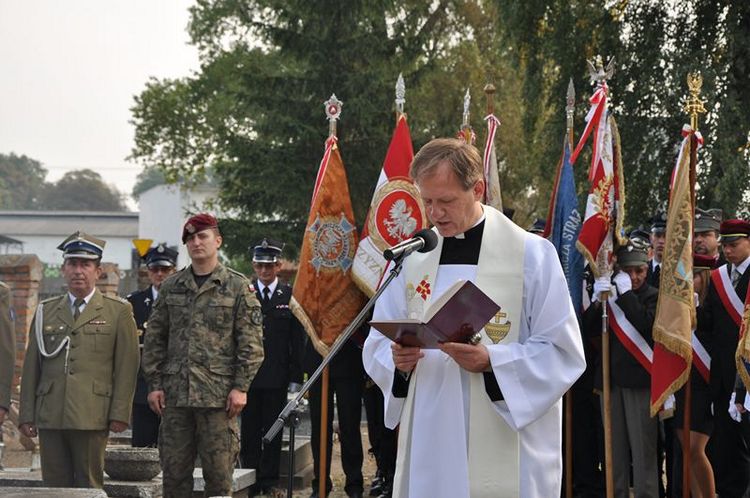 Poświęcenie mogił powstańczych na cmentarzu w Samoklęskach Dużych