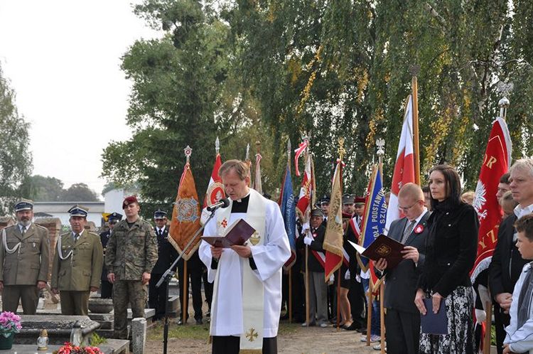 Poświęcenie mogił powstańczych na cmentarzu w Samoklęskach Dużych