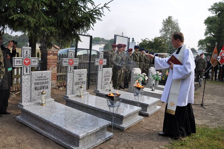 Poświęcenie mogił powstańczych na cmentarzu w Samoklęskach Dużych