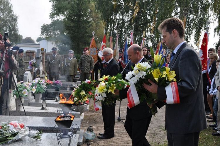 Poświęcenie mogił powstańczych na cmentarzu w Samoklęskach Dużych
