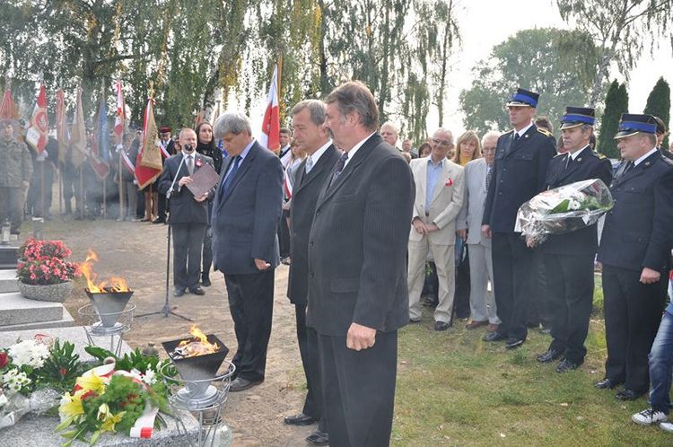 Poświęcenie mogił powstańczych na cmentarzu w Samoklęskach Dużych