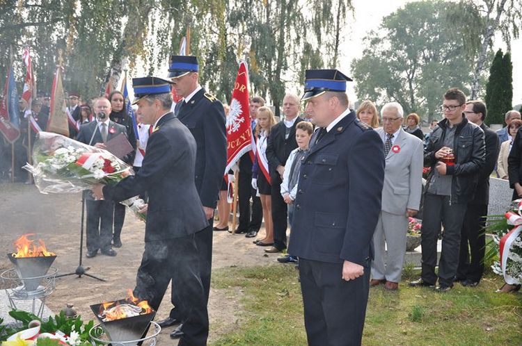Poświęcenie mogił powstańczych na cmentarzu w Samoklęskach Dużych