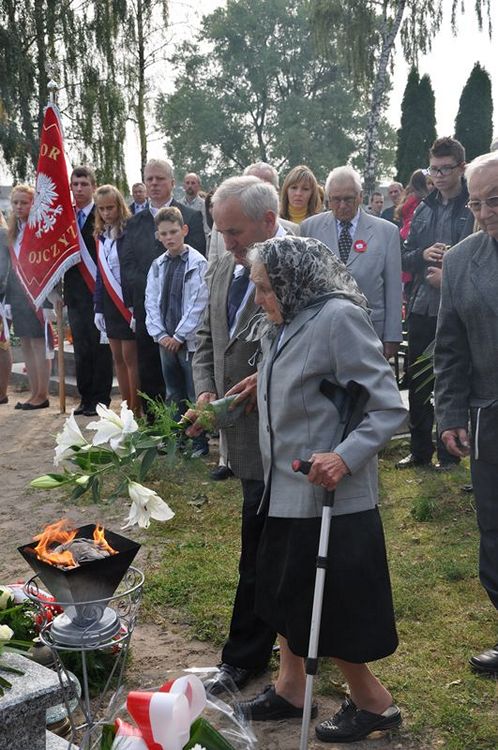 Poświęcenie mogił powstańczych na cmentarzu w Samoklęskach Dużych