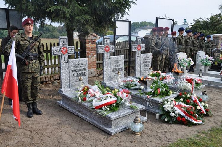 Poświęcenie mogił powstańczych na cmentarzu w Samoklęskach Dużych