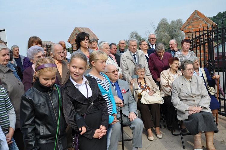 Poświęcenie mogił powstańczych na cmentarzu w Samoklęskach Dużych
