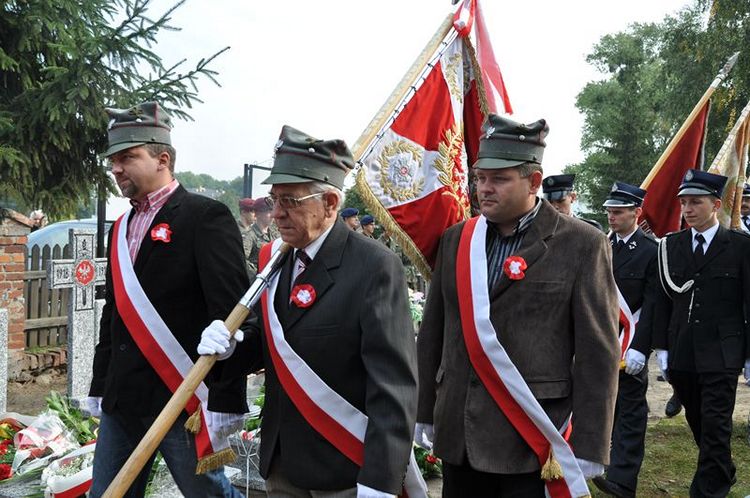 Poświęcenie mogił powstańczych na cmentarzu w Samoklęskach Dużych
