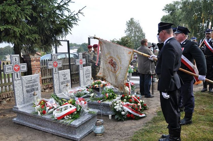 Poświęcenie mogił powstańczych na cmentarzu w Samoklęskach Dużych