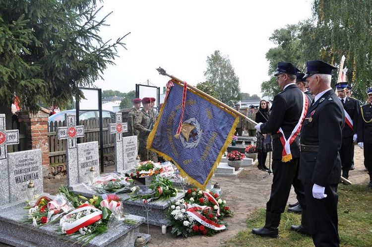 Poświęcenie mogił powstańczych na cmentarzu w Samoklęskach Dużych