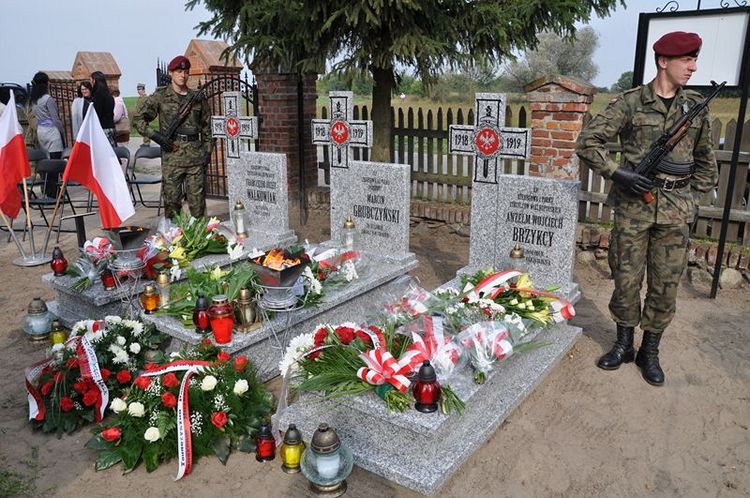 Poświęcenie mogił powstańczych na cmentarzu w Samoklęskach Dużych