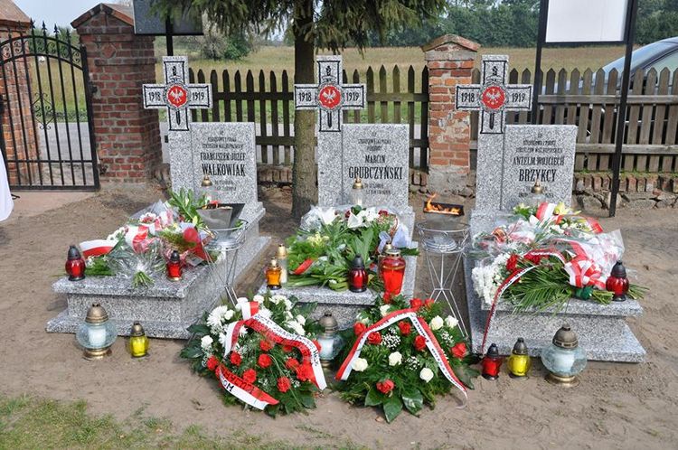 Poświęcenie mogił powstańczych na cmentarzu w Samoklęskach Dużych
